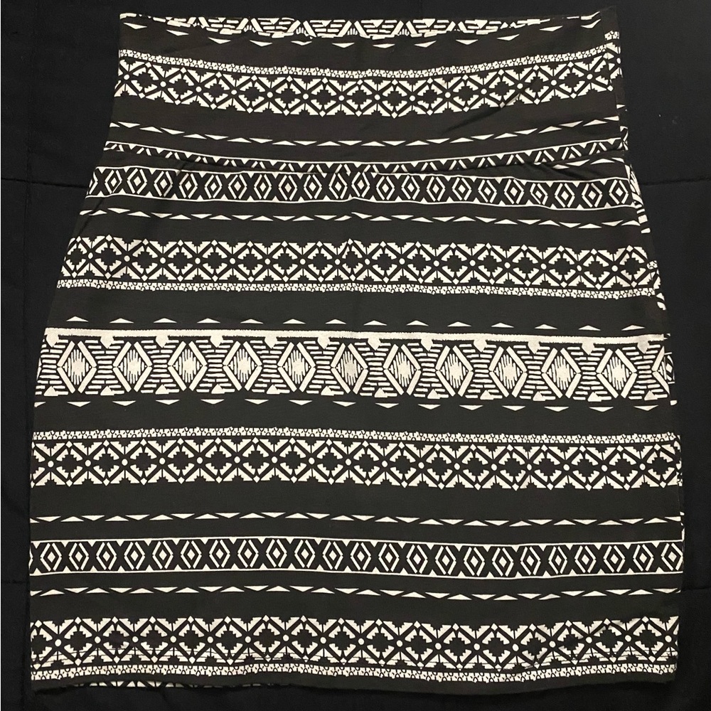 Black/White pattern mini high waisted skirt